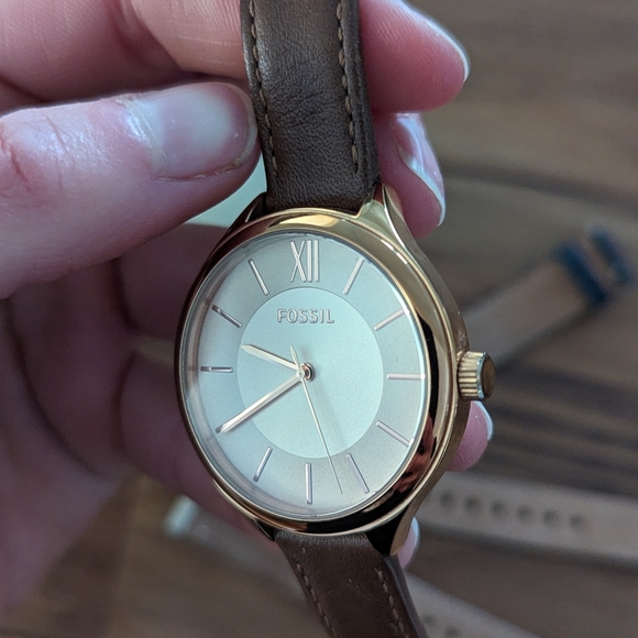 Women's Fossil Watch with Interchangeable Leather Bands - Picture 4 of 8